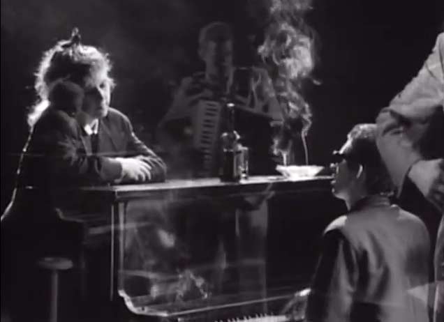 The Pogues feat. Kirsty MacColl - Fairytale Of New York - Official Music Video.